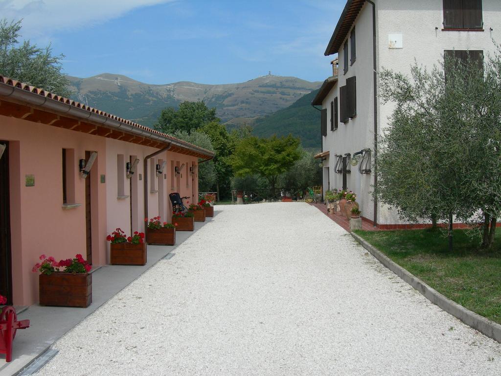 Santa Croce Villa Fossato di Vico Buitenkant foto